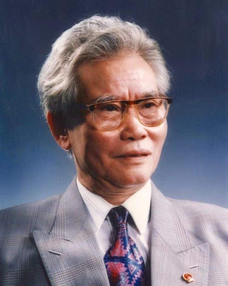 1933年，汕头监狱扔出来了一个8岁的孩子，两年后，监狱又将他抓了回去，历经几次
