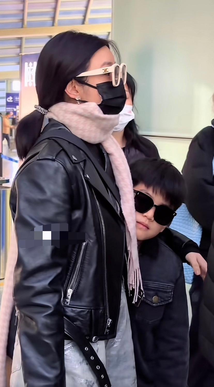 陈晓和陈妍希的儿子好乖啊，一直在和路人打招呼。看他像爸爸多一些还是妈妈多一些