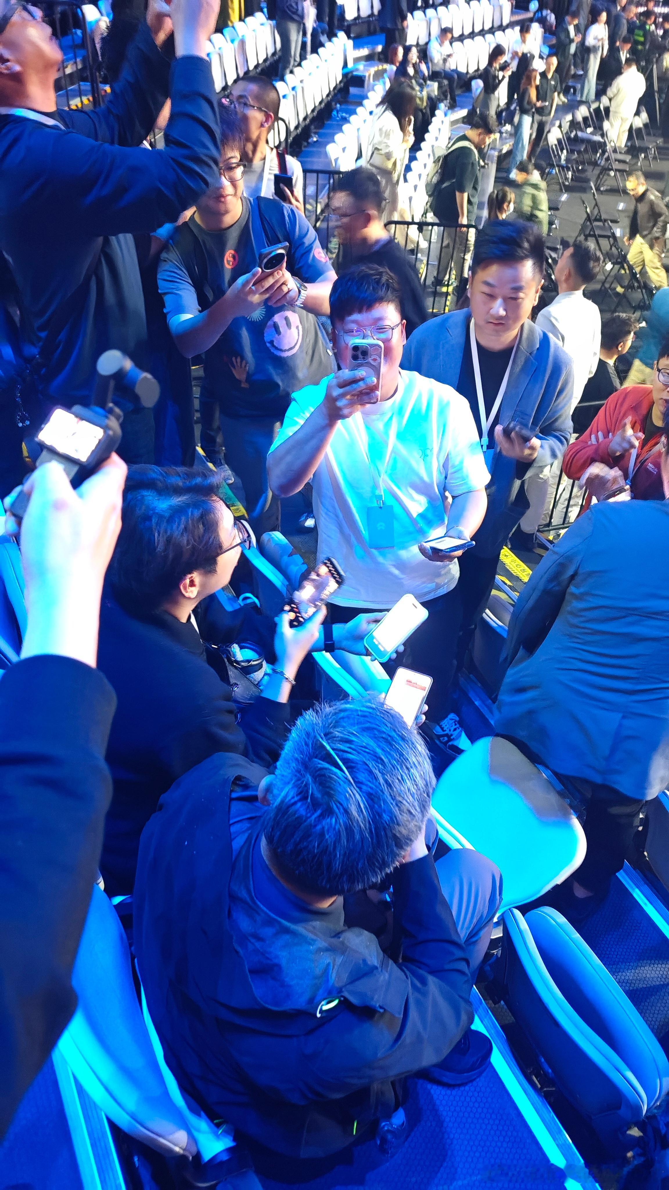 这群人，又在拼手速和贤值