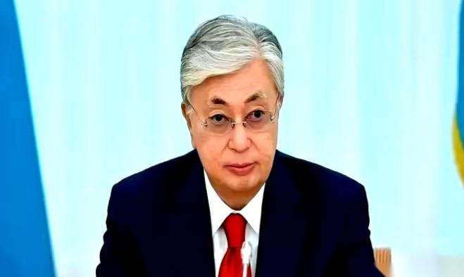 哈萨克斯坦的石油，犯了个“舍近求远”的怪病。隔壁就是中国这个全球最大买家