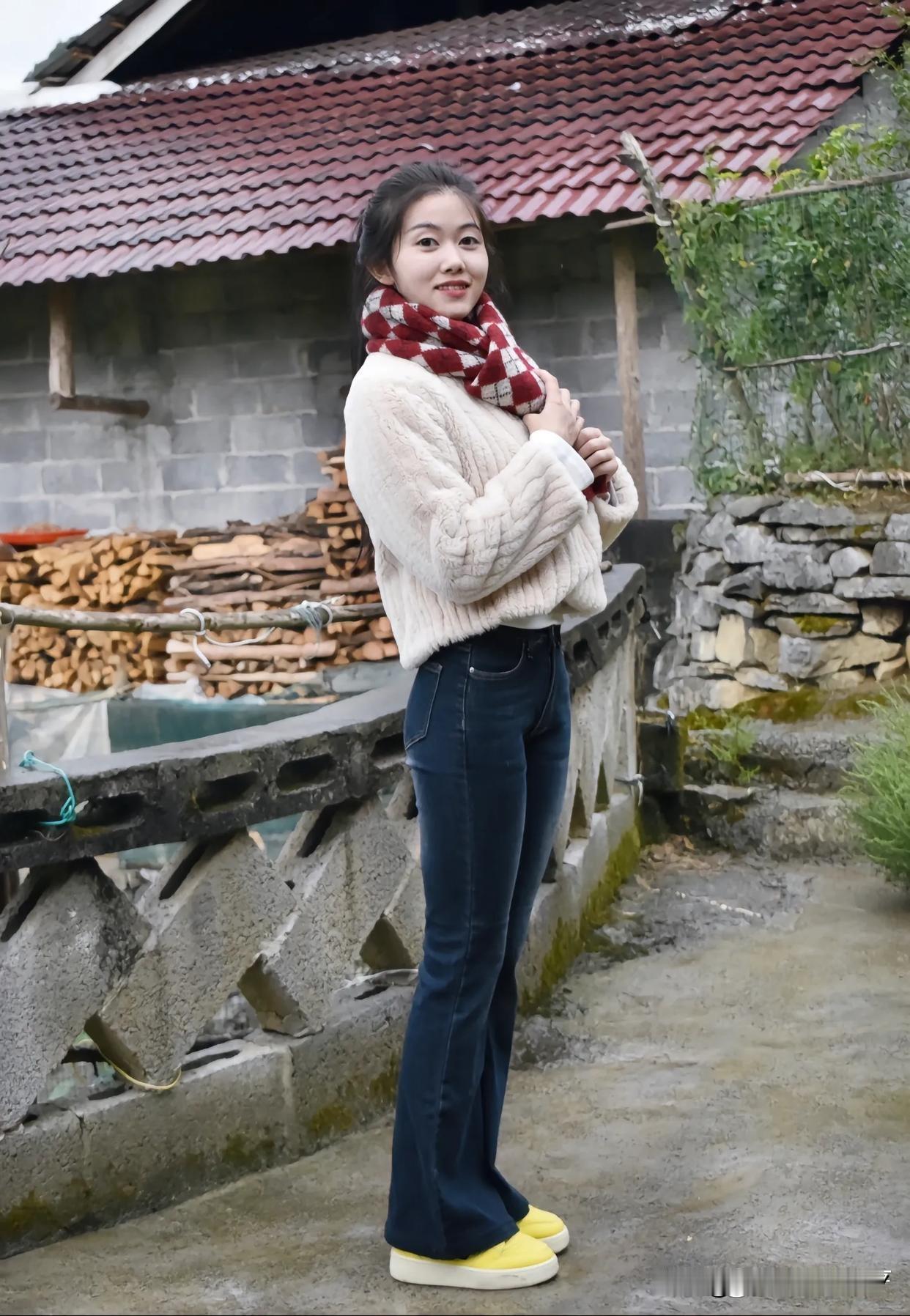 冬日里，暖阳洒下，红围巾与白毛衣的搭配简直绝了。我之前有次出门，就这么穿，回头率