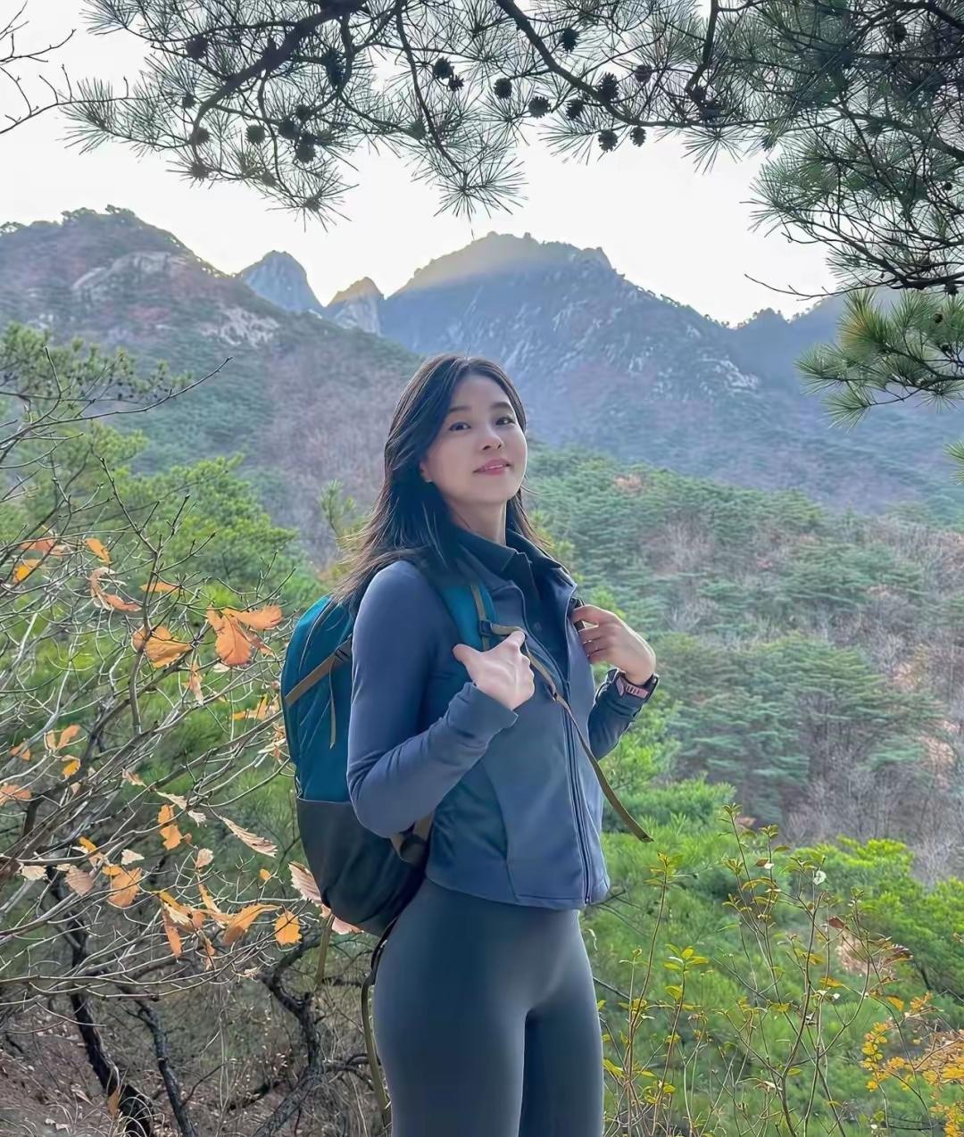 山间漫步，与自然为伴，享受户外时光。🍂🍁🍂回眸一笑百媚生，六宫粉黛无颜色，