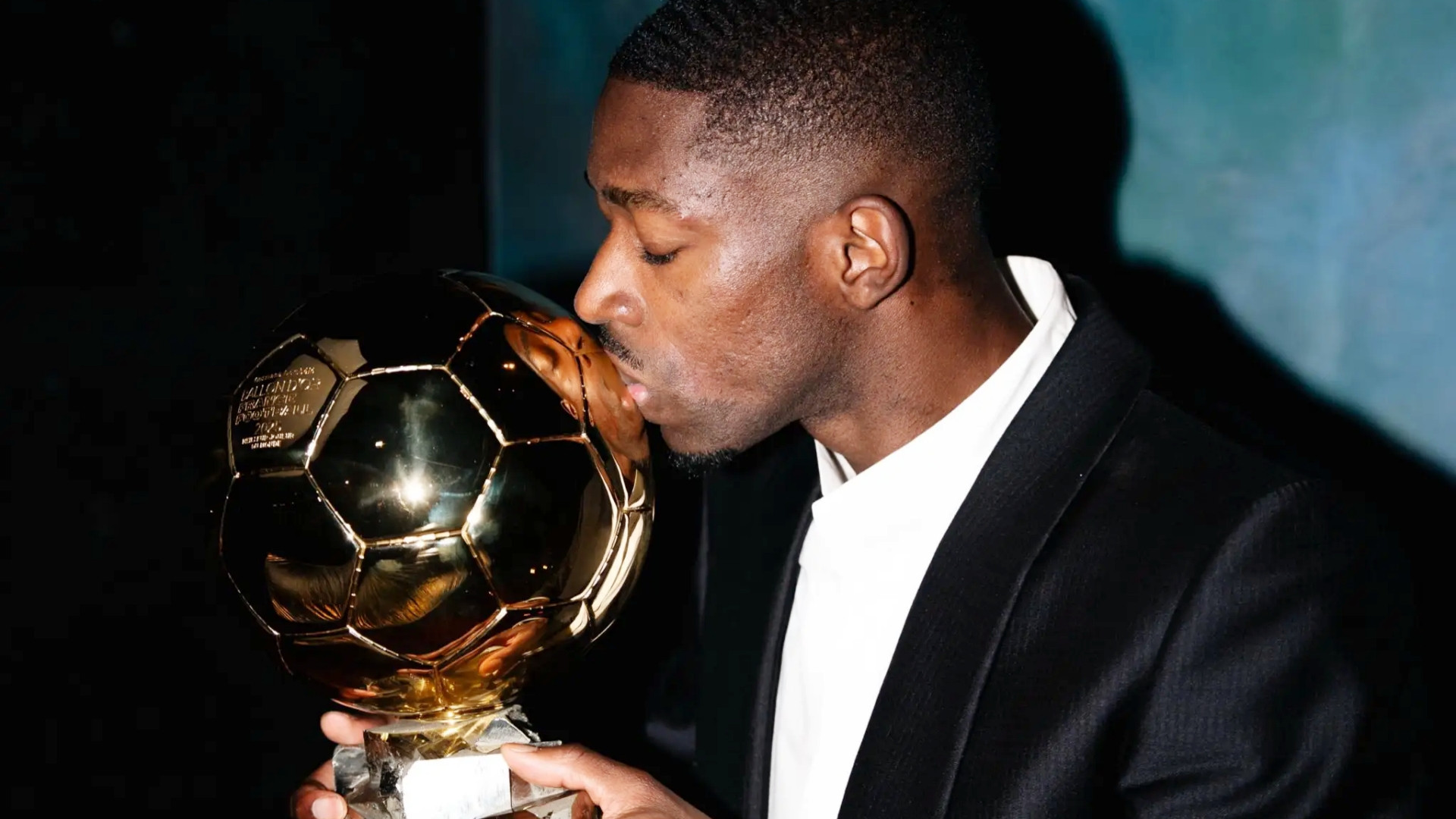 据法媒报道，巴黎正推进与登贝莱的续约并报价3千万年薪，但登贝莱团队几乎要2倍。