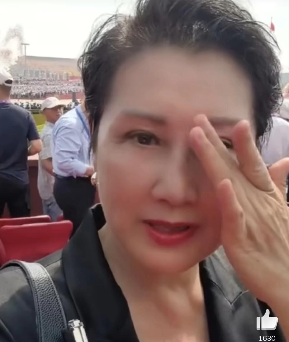 张凯丽，哽咽发声！9月3日，演员张凯丽作为特邀嘉宾现场观看大阅兵，仪式结束后，