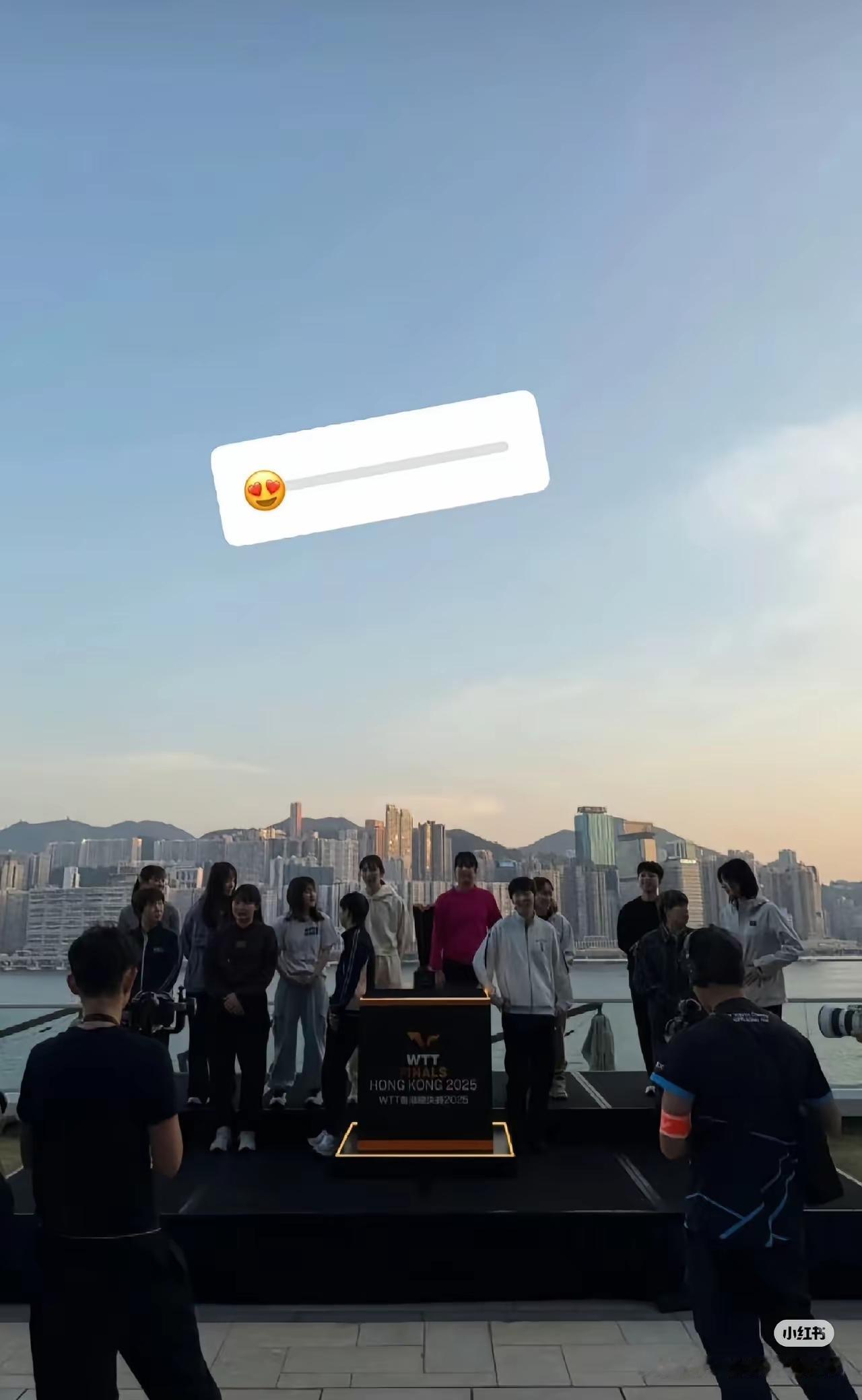 香港总决赛大合照中的莎莎可爱又漂亮！[比心][赞]大合照中的莎莎萌萌哒哒的，很