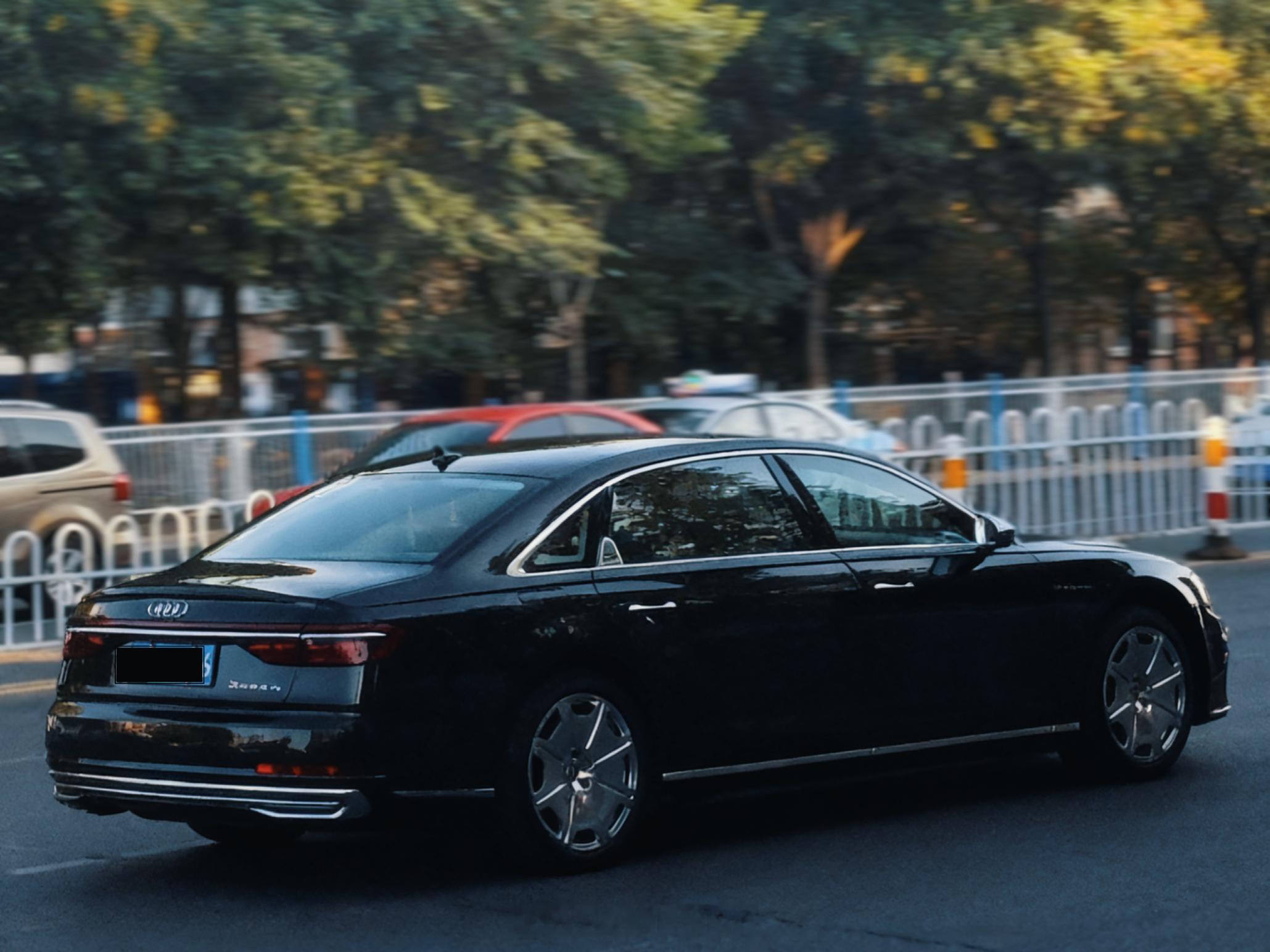 奥迪A8LHorch创始人版传奇型，大饼轮配六横十二纵格栅。八卦一下，这个名字