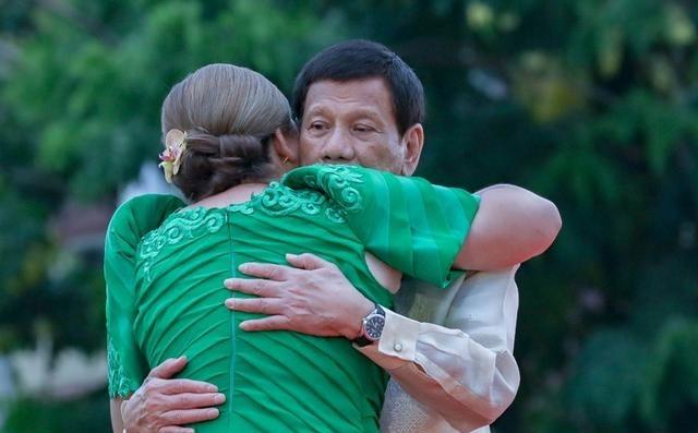 杜特尔特狱中拒认错：“禁毒战争没错”，菲政坛枭雄赌上家族未来杜特尔特被捕后关