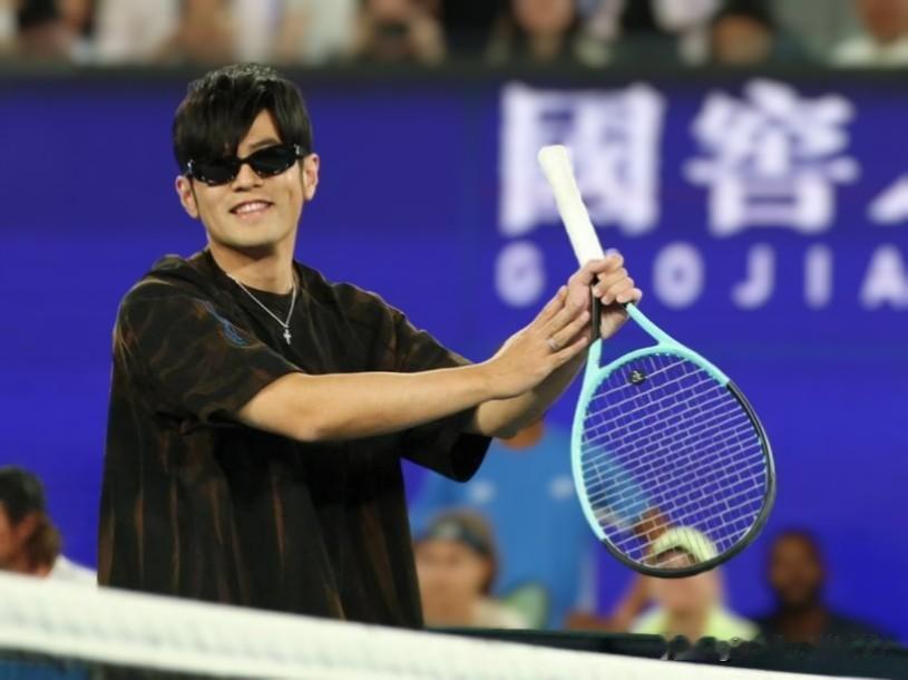 在澳网被KO，周杰伦笑了！王者变青铜——周董连球都没碰到，比赛就结束了。在