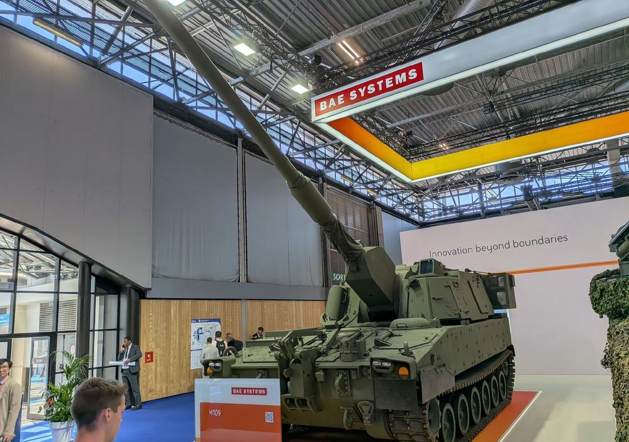 美军M10952型自行加榴炮的宣传展板上，特意和中国的PLZ-05自行加榴炮的