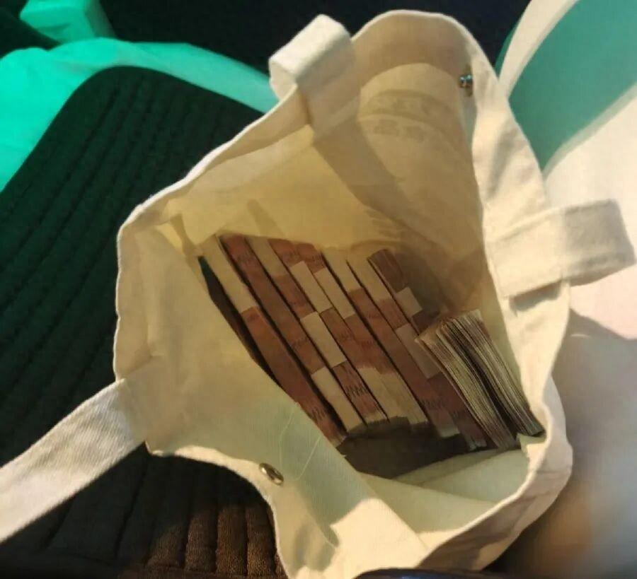河南郑州，出租车司机发现乘客下车后，把一个装有10捆现金的袋子落在了车上，报警后