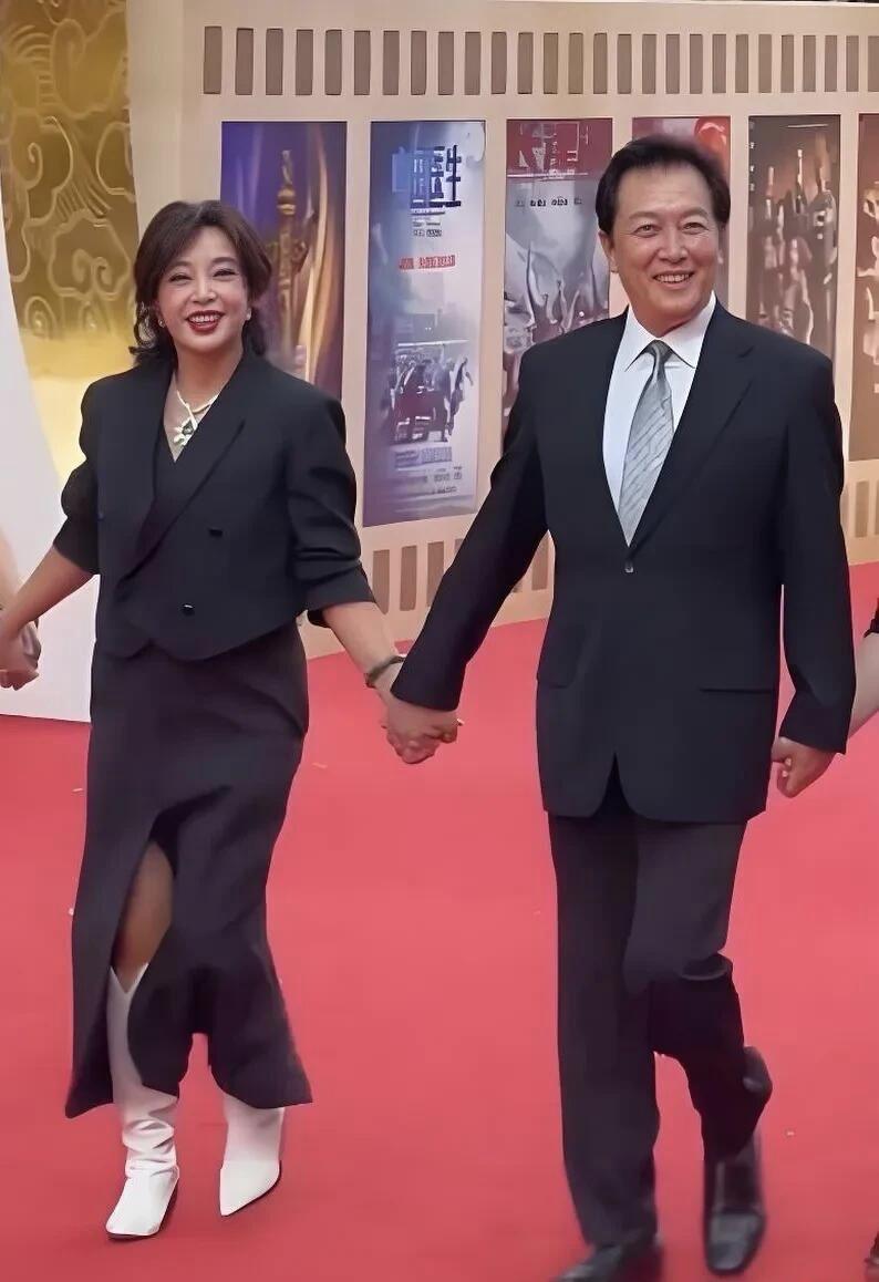 唐国强和刘晓庆都是八九十年代无数人的偶像，一晃眼几十年过去了，他们再次牵手一同出