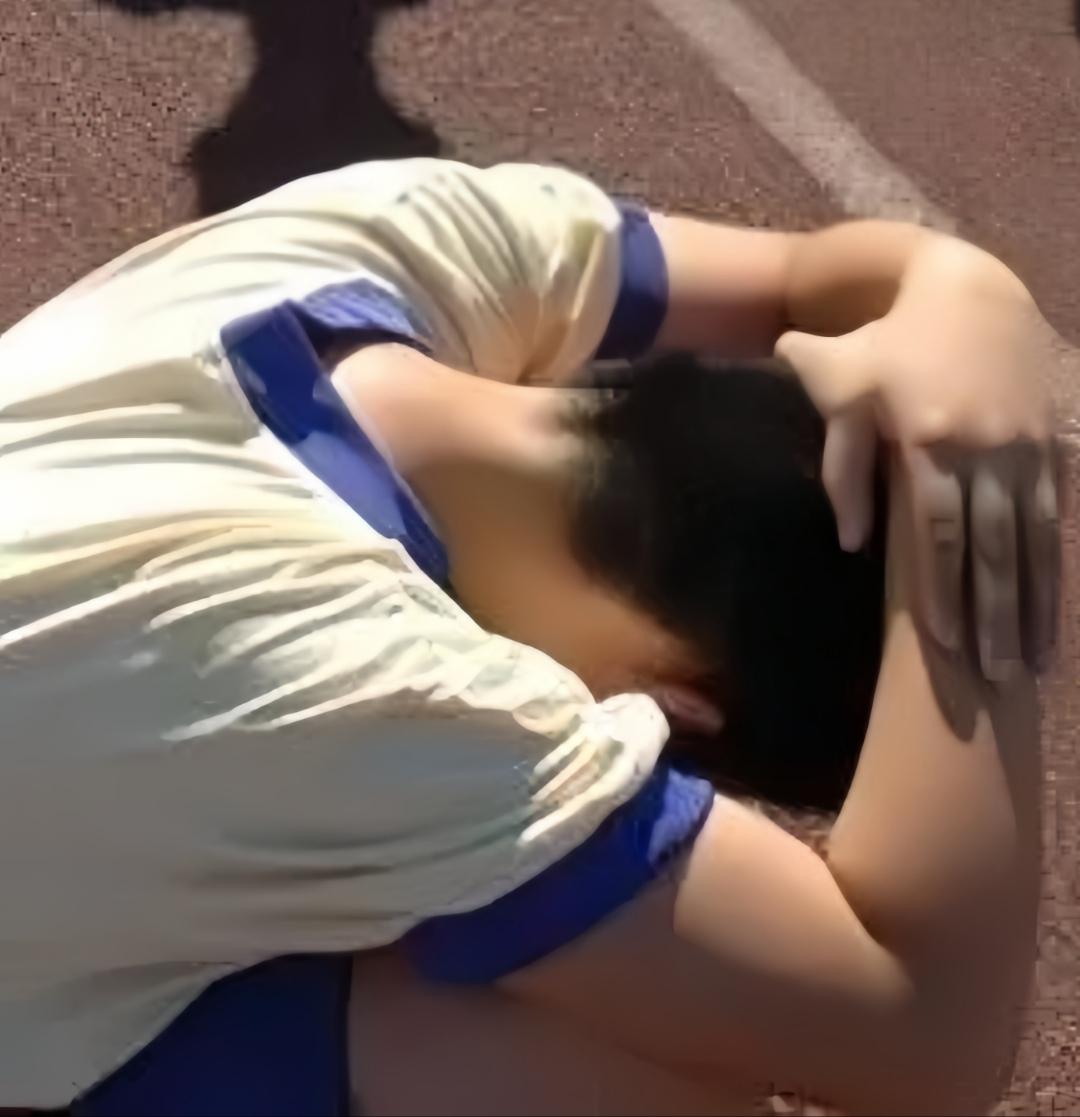 云南曲靖，一49岁男子，接到儿子班主任电话，说他儿子遭校园欺凌，被同学打了，让他