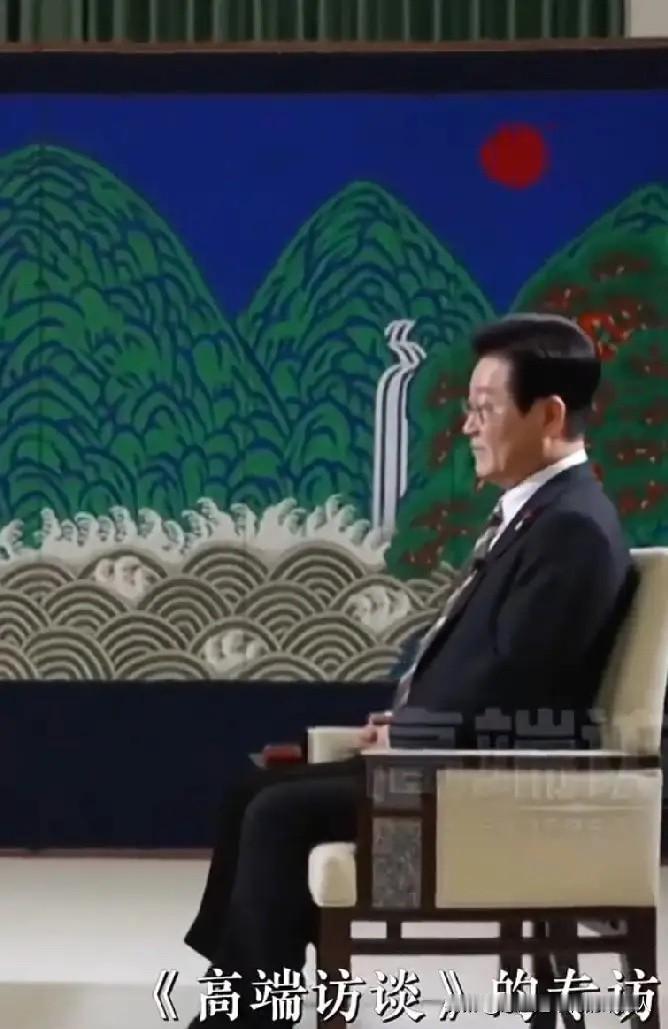 李在明这次访华确实“有点东西”，尤其是他身后的背景图，细节里全是政治信号。你