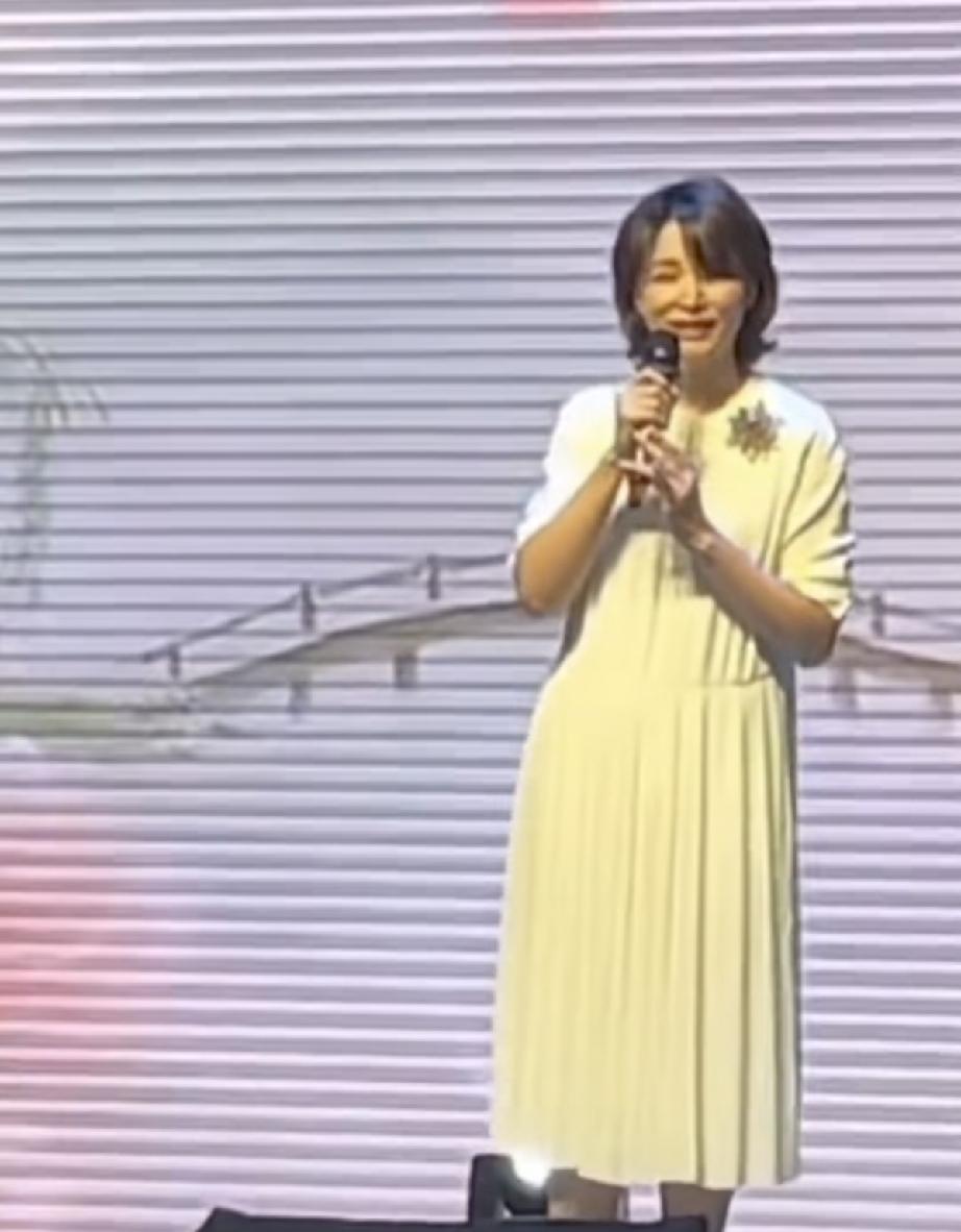 6月22日，董卿在儿子的毕业典礼上演讲，连话筒都不会握了，竟然歪了，胸部下垂明显