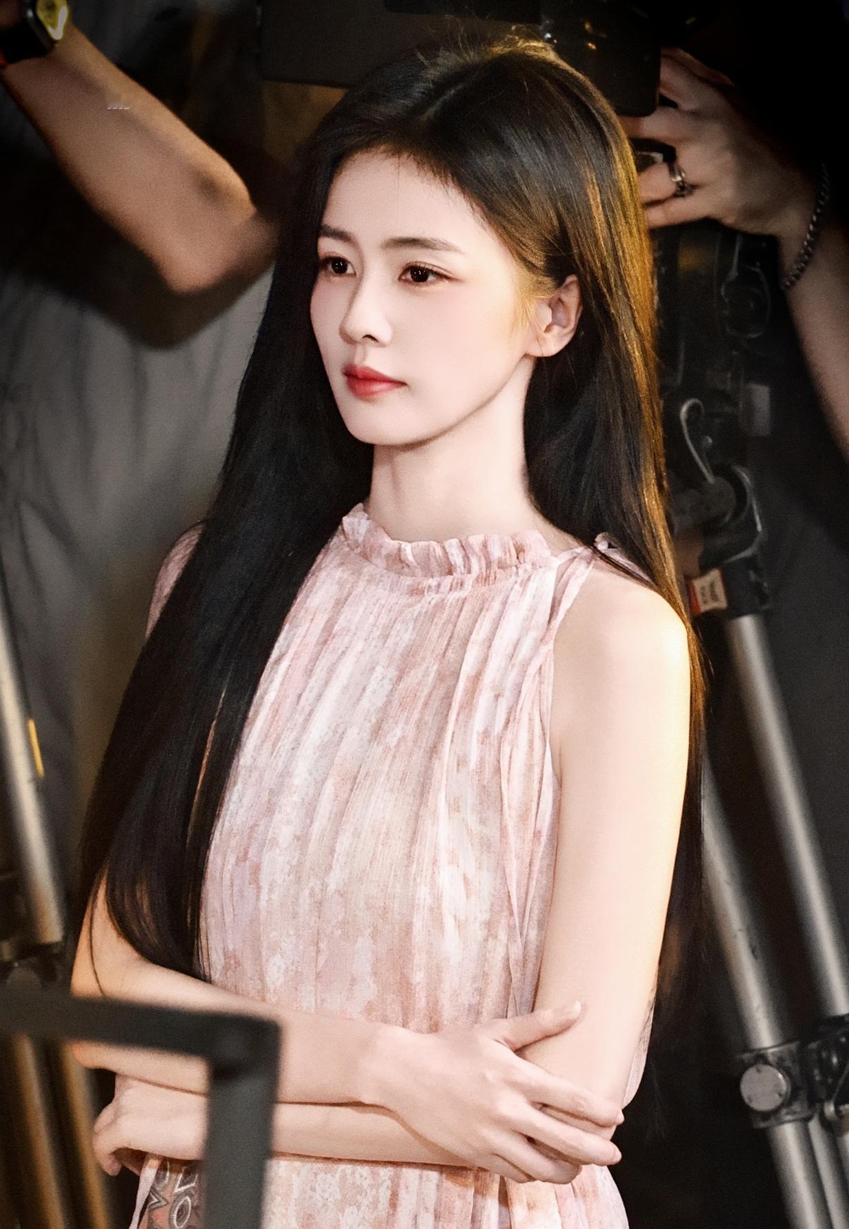 松弛感拉满！白鹿片场走戏鞋子滑落，边走边提鞋从容不慌乱