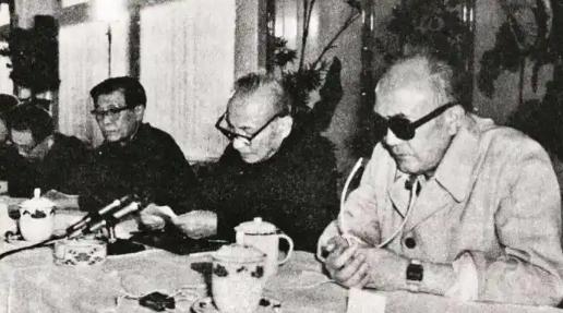 1981年，有人打算着手否定毛主席，胡乔木提议不再使用毛主席这个称呼，改称毛泽东