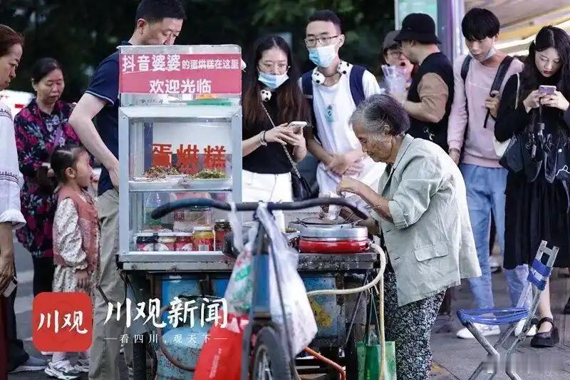 #岛叔微评#【“镜头霸凌”，必须狠刹！】成都92岁蛋烘糕摊主薛婆婆，本在街头安稳做生意，却成了一些博