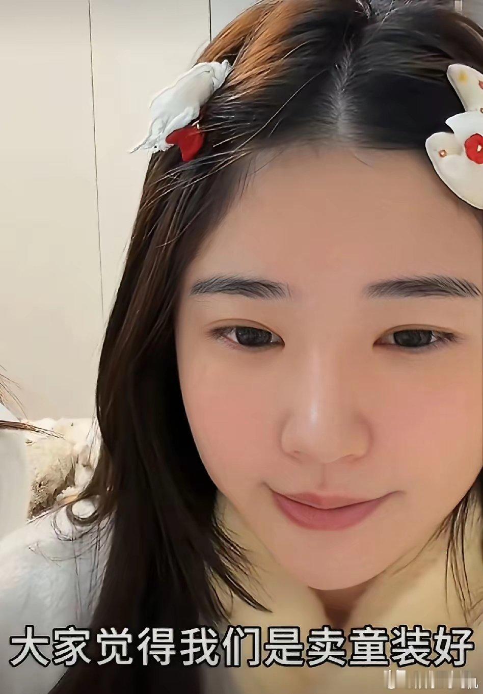 王思聪前女友，缺钱了！近日，黄一鸣直播自曝每月开销超4万，称家里阿姨的工资更是高