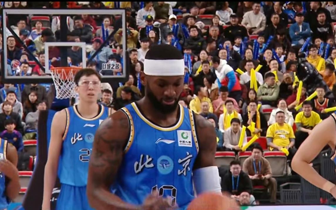 这次男篮世预赛对阵日本，周琦因伤缺席，不仅是阵容上的一块短板，更像一个微妙信号—