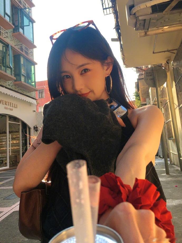 李一桐拿了真蛇芭莎之夜这套造型氛围感直接拉满！一身冷感黑丝绒礼裙，又美又飒，蛇系