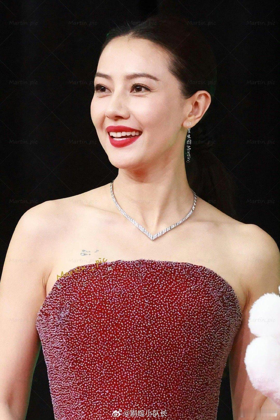 46岁高圆圆怼脸皮肤状态46岁？这状态说是“逆生长”都保守了！高圆圆皮肤紧致有