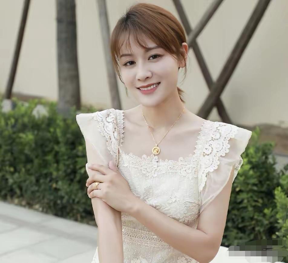 叶一茜发的那两张对比照，看一眼就让人鼻子发酸。左边是21岁的她，红棕卷发搭