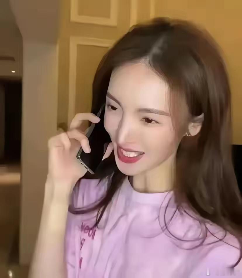 金晨直播形象崩塌，嘴鼻歪斜很明显，真应该停止折腾了，果然太过于医美到最后反而会适