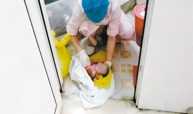 2011年，广东佛山一新生儿被护士判为“死婴”后，装进塑料袋，随手丢进了厕所的角