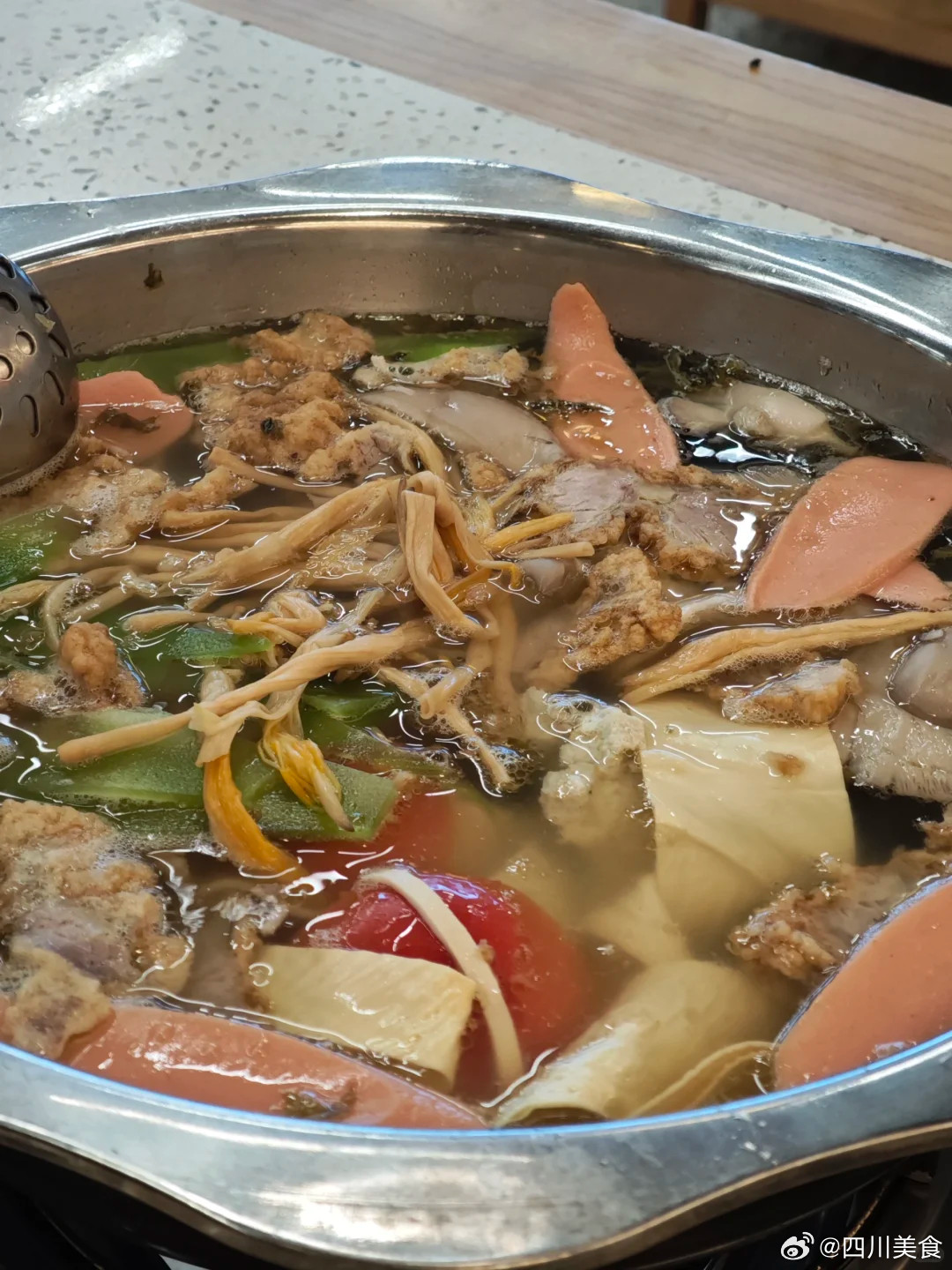 之前吃过两次荤豆花，第一次吃到了非正宗版，以为荤豆花就是正常豆花加上各种配菜一起