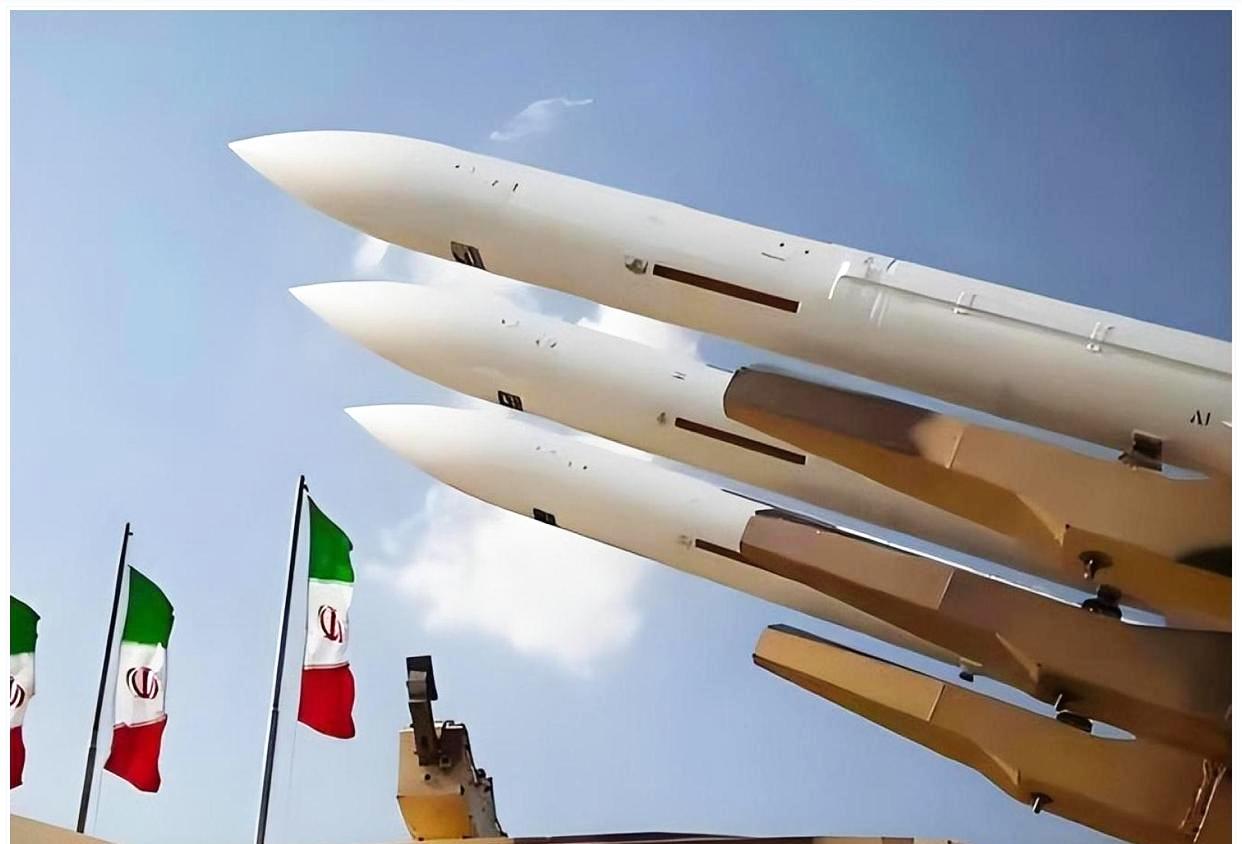 四枚导弹都打到海里去了！中国卫星已锁定美军航母，伊朗开卷考都没考明白？​​这几