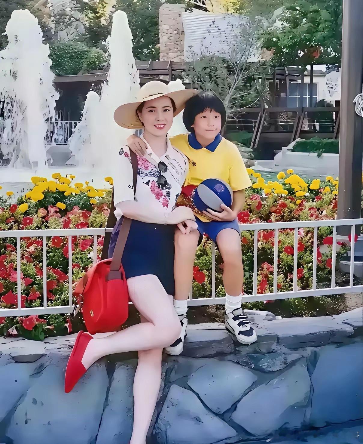 美丽动人的林凤娇，乖巧可爱的房祖名，这张照片摄于上世纪九十年代初期，地点在香港某