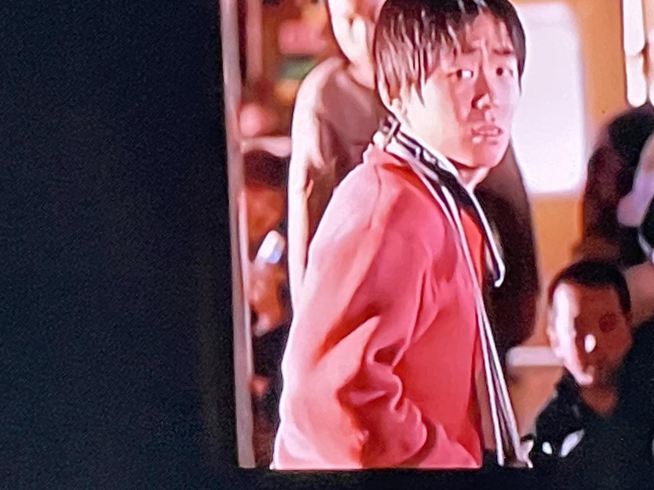 天下无贼是傻根带六万块钱回家娶媳妇在火车上发生的故事。大家都劝傻根将钱寄回家比较