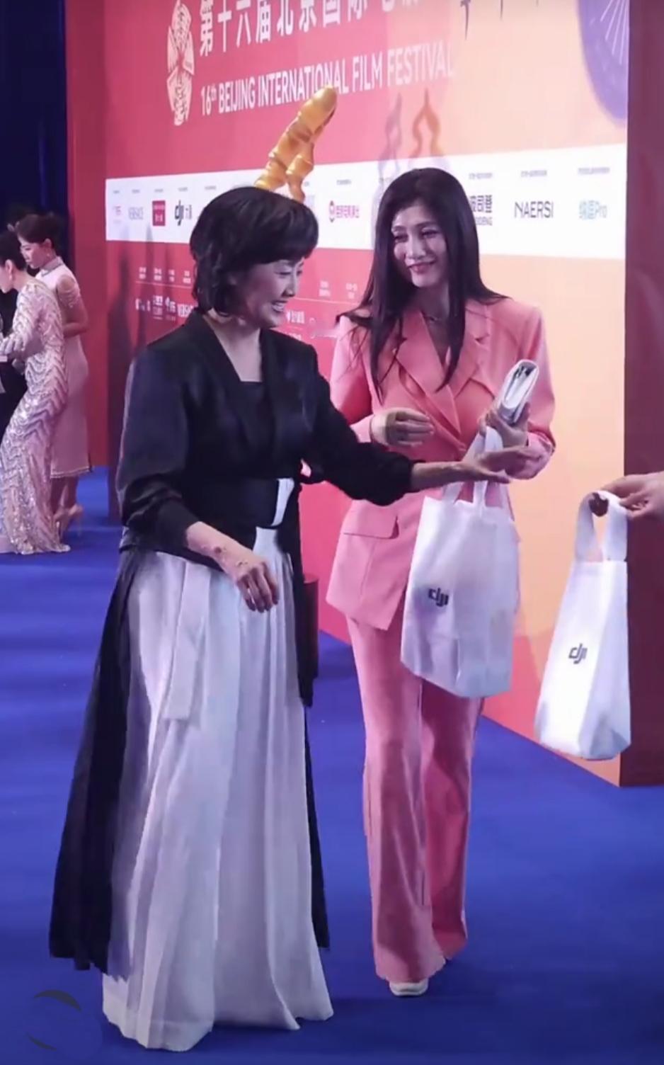 最美女儿国国王朱琳同最美杨贵妃林芳兵同框出席北京国际电影节，一个是73岁，一个6