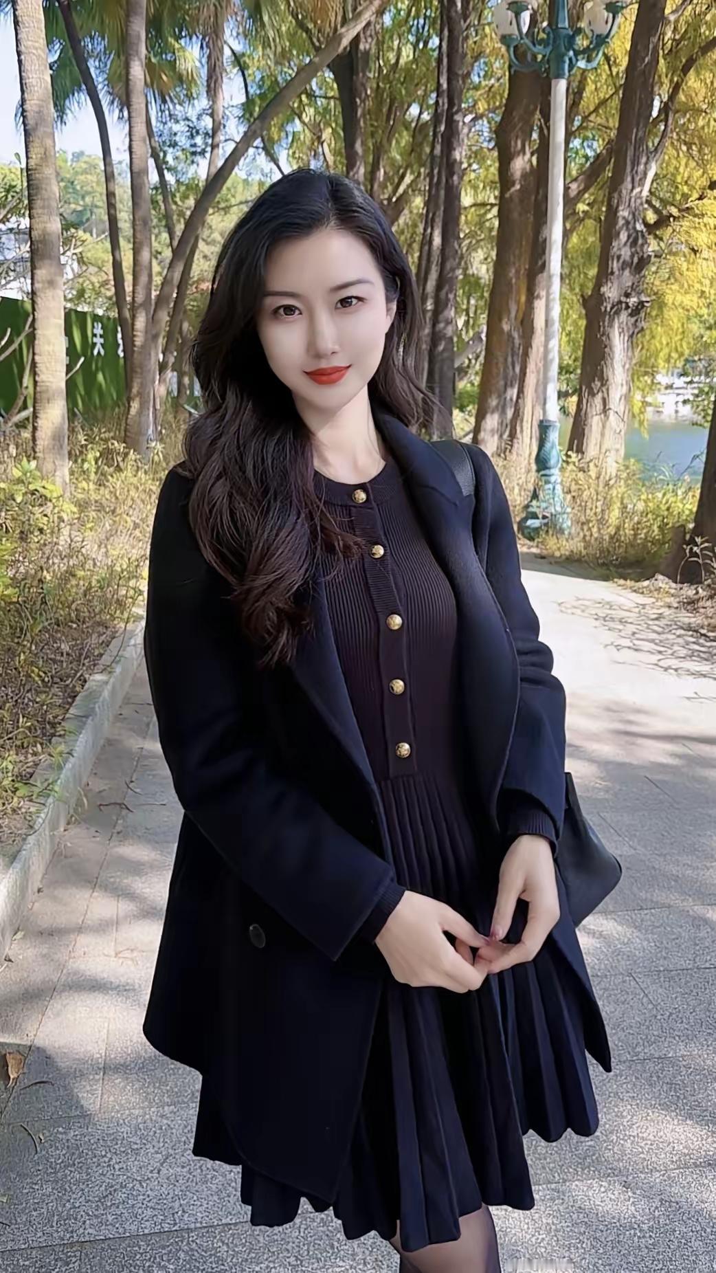 穿搭指南：黑色连衣裙+外套，优雅出街