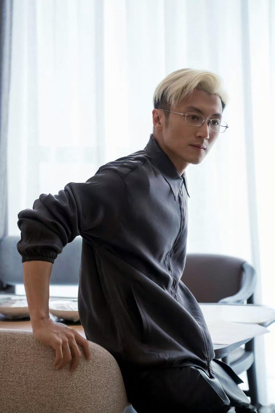 谢霆锋复刻了23年前的自己谢霆锋这状态岁月完全没在他脸上留痕，今夕是何年谢霆锋这