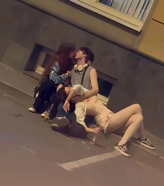 这小子不简单，干啥啥不行，唯有女人缘，躺着的搂着的，也不知道他口袋里有几两碎银，
