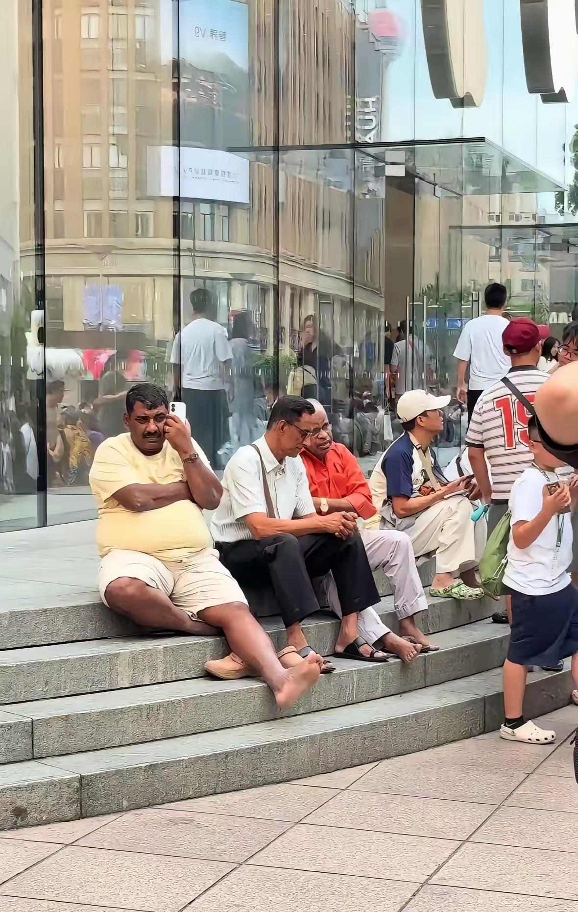 印度人在上海火车站。上海城管可以出来管一下了，随地吐痰，乱丢垃圾，随便大小便，该