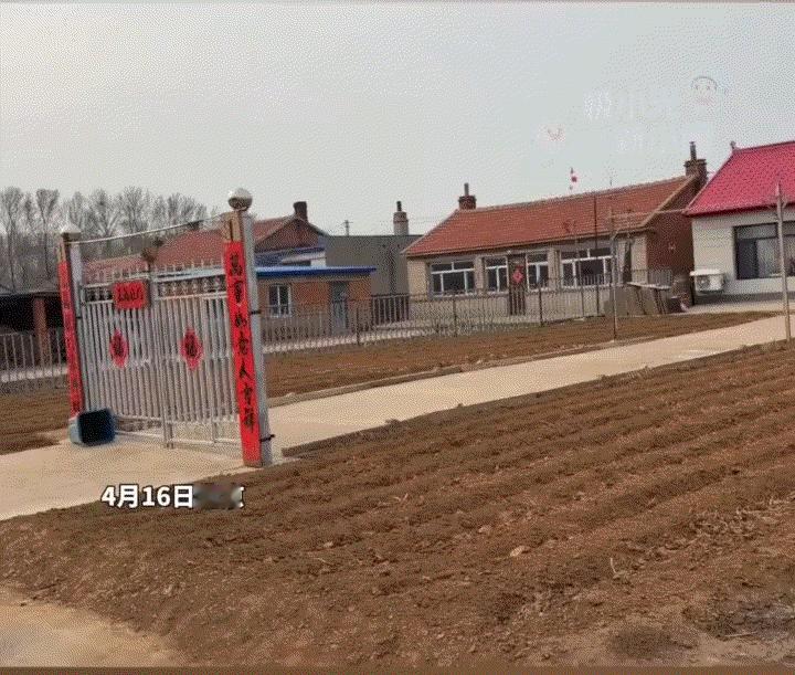 一男子在网上晒出自家大门，因为设计独特，只有大门没有围墙，而引起了网友们的关注和