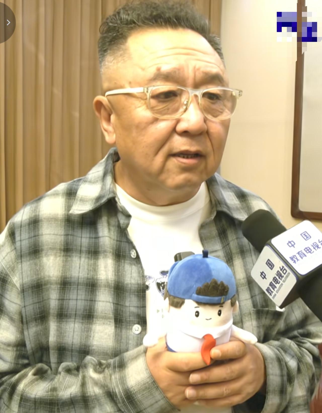 相声演员于谦亮相乐龄重阳晚会，他自己还挺纳闷，怎么这种老年主题的晚会会来邀请自己