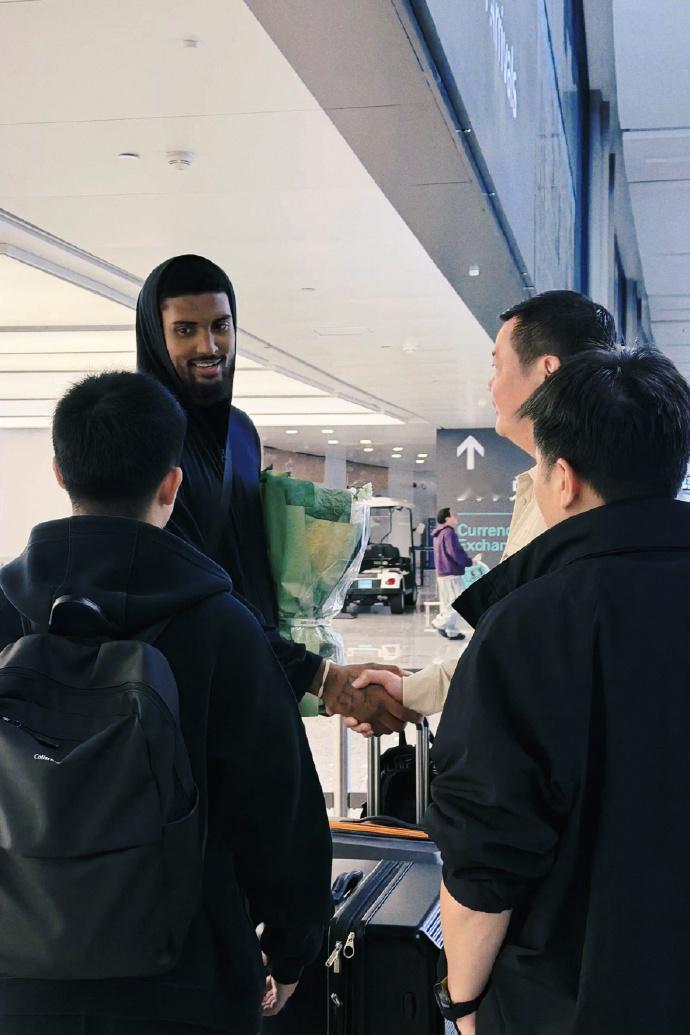 来了！马利克·威廉姆斯已经与浙江广厦会合，志在卫冕的广厦就差孙铭徽了，那么问