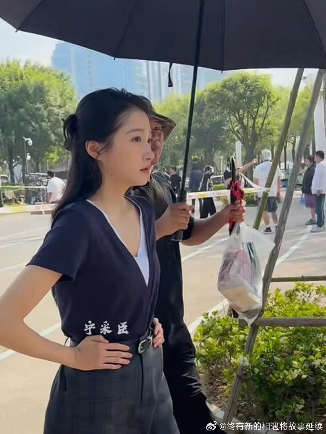震惊！172cm暴瘦到45公斤，关晓彤新剧路透瘦得没啥气血了！