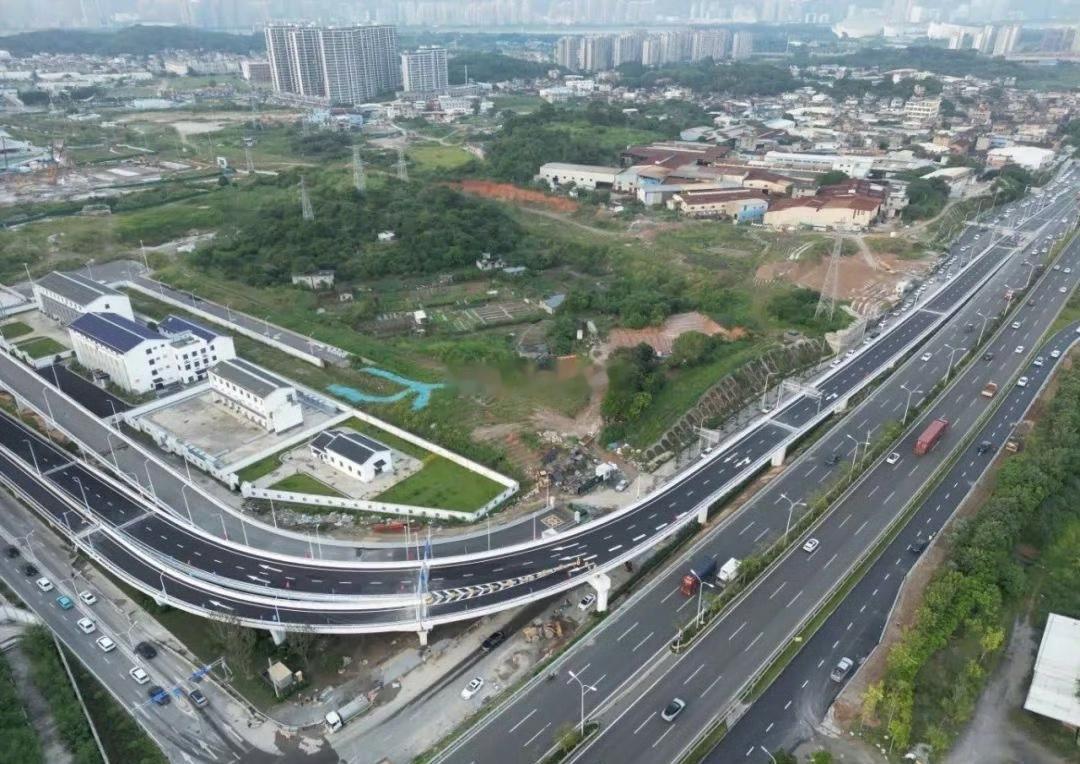 通往福州南站的道路交通更加便捷快速！目前，福州南站周边配套道路正在建设，三江口大