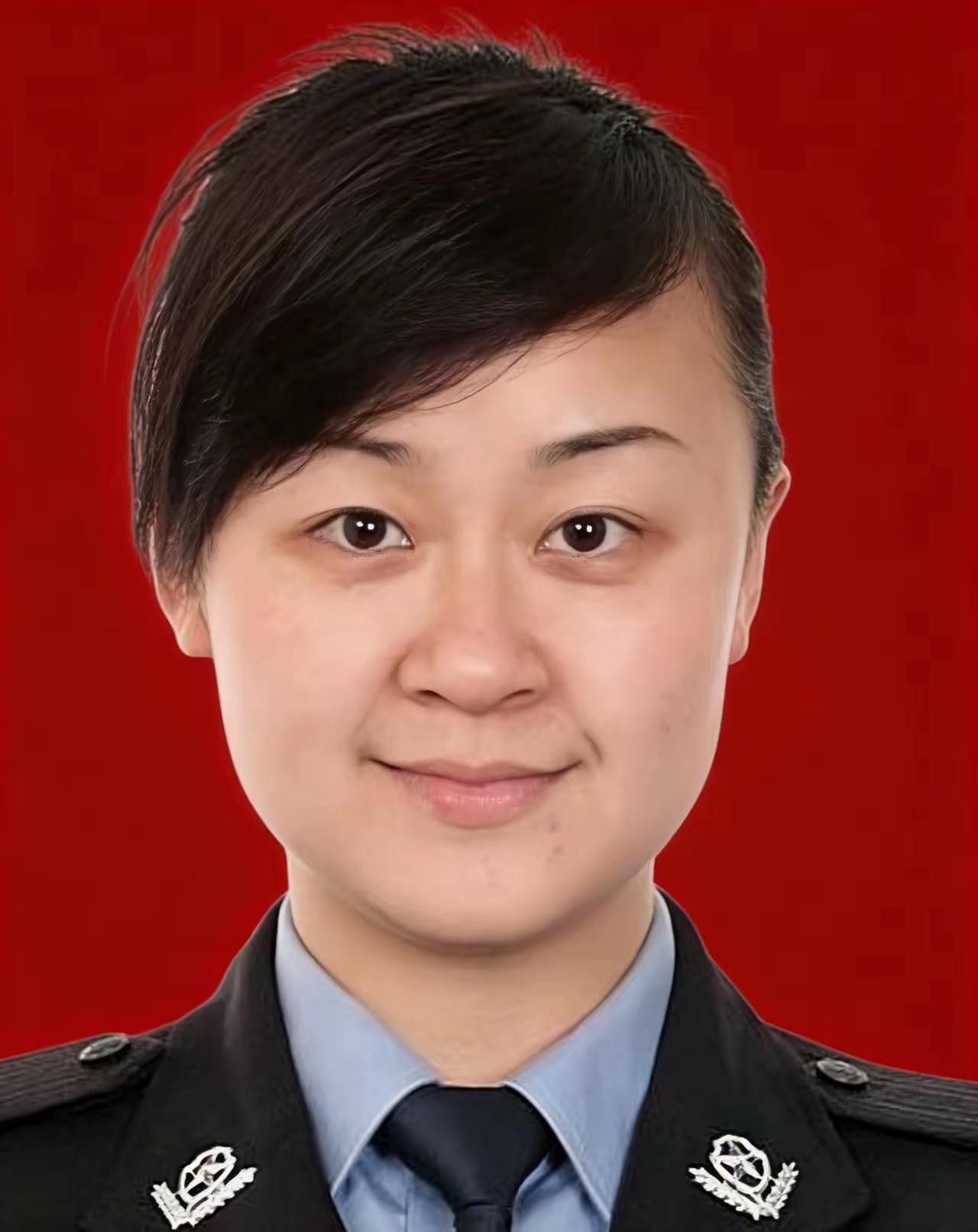 周媛，女，1980年4月出生，汉族，中共党员，二级警督警衔，生前系上海市公安局国