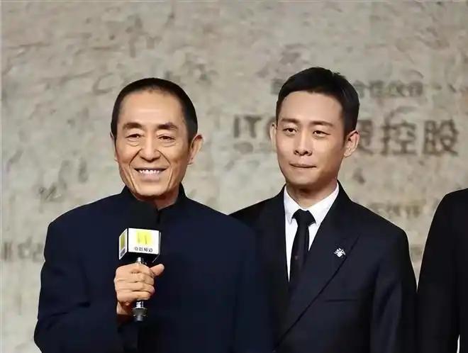 所有女同志们注意了！一个张艺谋，一个张译，教会你一个道理：选个帅的，不如选个