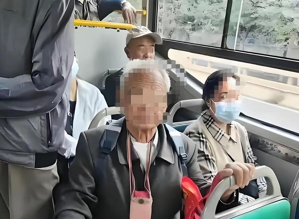 讹人失败！光明网5月16日报道，上海一名八旬老人乘坐公交车时，上车后未购票便闭目