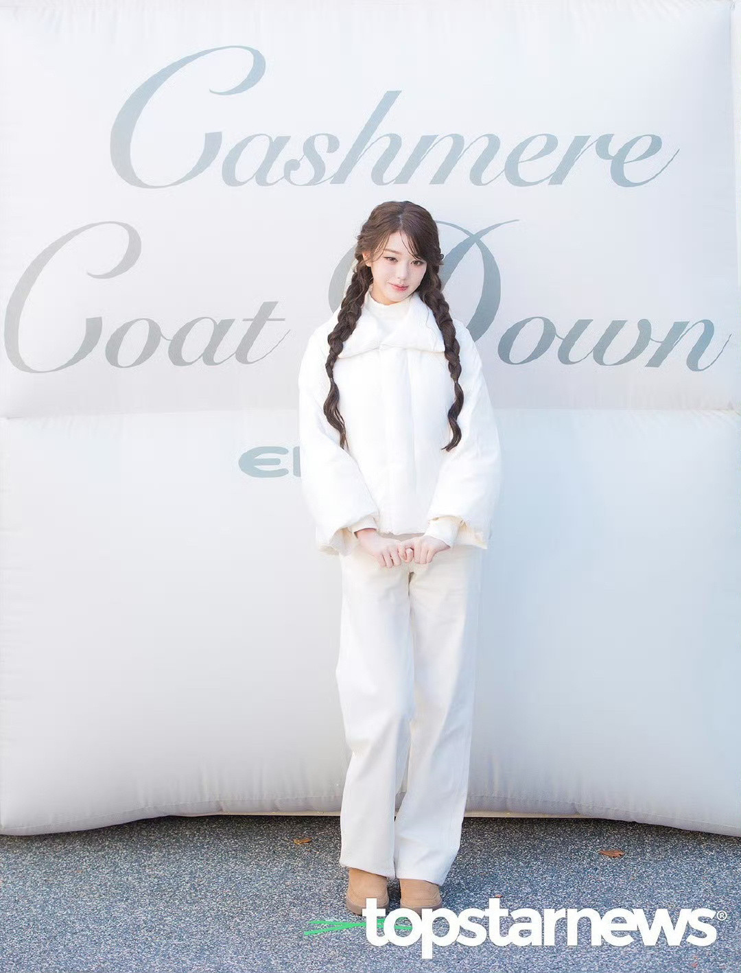 实时出席品牌活动的张元英，今天是一只清纯雪兔，好可爱！