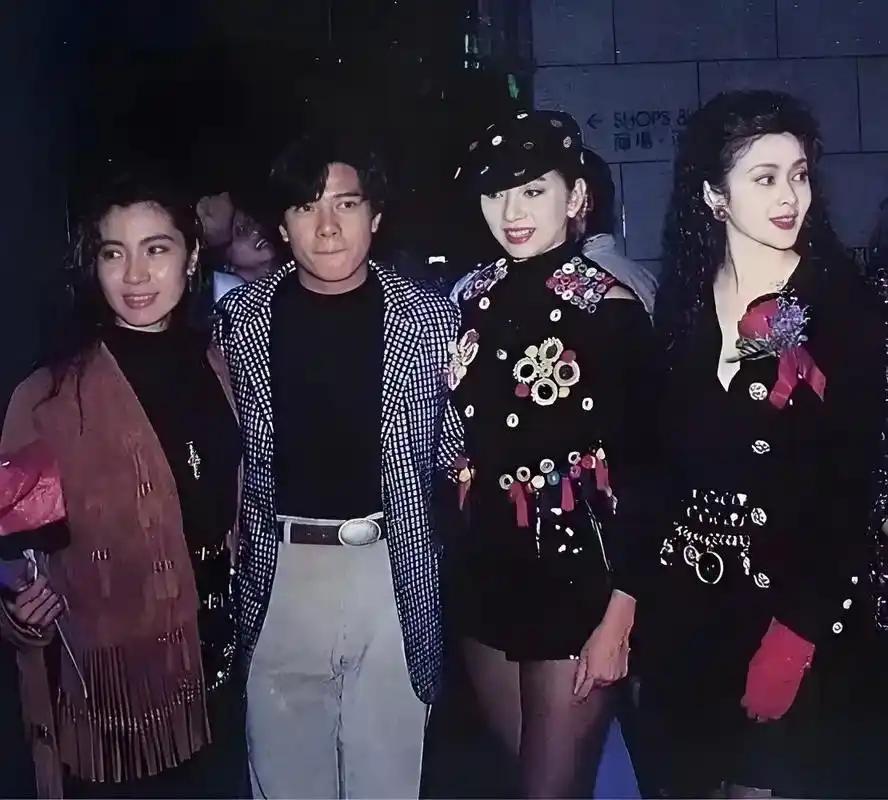 郭富城与三姝同框：最右侧的关之琳发如绸缎，肌肤胜雪，俊目流眄，瑰姿艳逸；右二的美