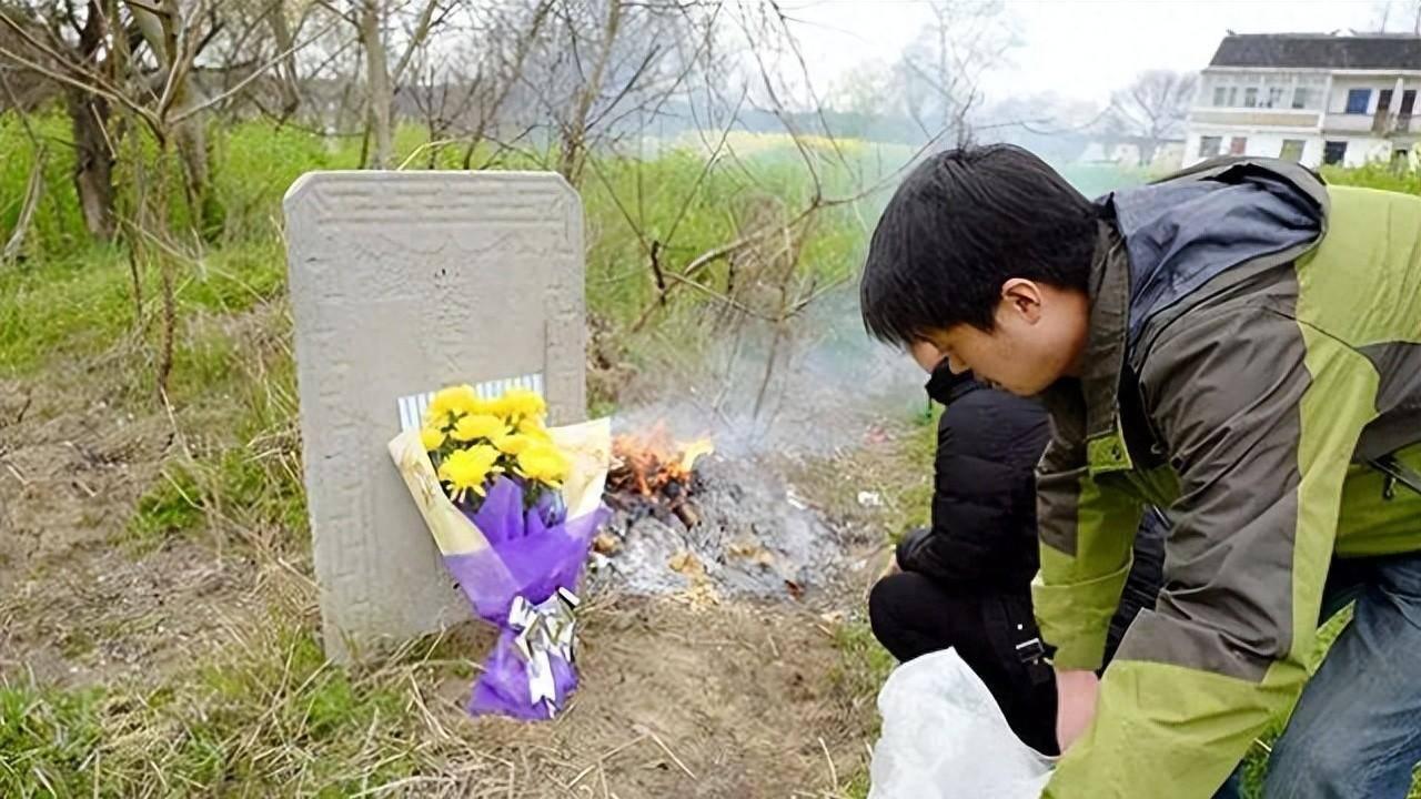 清明节，堂哥领着14岁的儿子给前堂嫂上坟，祭拜完回到家，堂哥的现任老婆不给好脸色