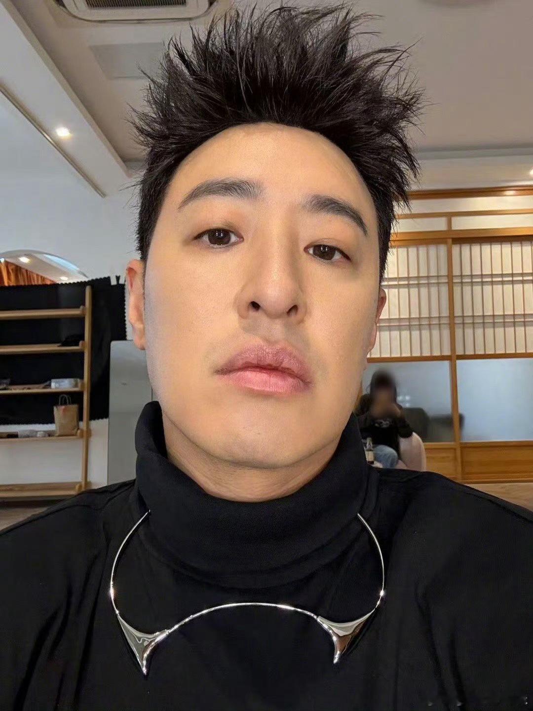 潘玮柏哼的一声握紧了右臂谁懂这种双重暴击！潘玮柏说新专辑要按顺序听，下一秒“哼