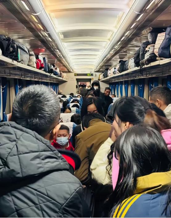 飞机没想到，高铁没想到，大巴更没想到，一年一度的春运开始，绿皮火车竟然一票难求！